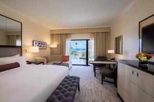 汉密尔顿汉密尔顿公主海滩俱乐部费尔蒙经营酒店的酒店客房设有床和客厅。