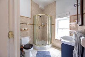纽约East Village Townhouse的带淋浴、卫生间和盥洗盆的浴室