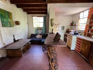 皮里亚波利斯Habitación con baño privado y cama doble的一间厨房,内设一张桌子和一张沙发