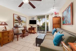 科纳Kona Islander Inn 147 Tropical Oasis的带沙发和电视的客厅
