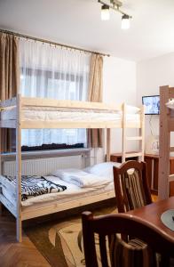 扎科帕内Hostel Wielka Krokiew的一间卧室设有两张双层床和一张桌子