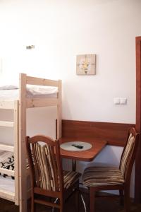 扎科帕内Hostel Wielka Krokiew的客房设有一张桌子和一张双层床。
