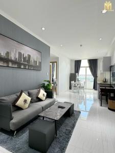 Ấp Ðông An (1)Căn hộ Khách sạn cao cấp Marina Plaza Long Xuyên的客厅配有沙发和桌子