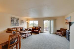 刘易斯顿Lewiston Vacation Rental with Nearby River Access!的客厅配有沙发和两把椅子