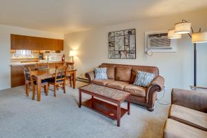 刘易斯顿Lewiston Vacation Rental with Nearby River Access!的客厅配有沙发和桌子