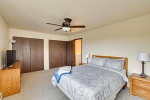 刘易斯顿Lewiston Vacation Rental with Nearby River Access!的一间卧室配有一张床和吊扇