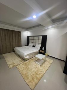 沙鲁拉الراحة بلازا للشقق المفروشة的卧室配有白色的床和桌子