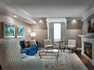 沃德勒伊多里翁沃德勒伊酒庄酒店的客厅设有蓝色的沙发和壁炉