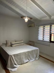 维多利亚Homestay Victoria Entre Rios的一间白色卧室,配有床和天花板