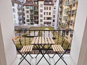 卢塞恩Easy-Living Lucerne City Apartments 1的阳台设有2个木制长椅和建筑