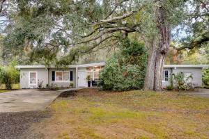 杰基尔岛Bright Jekyll Island Home with Deck Less Than 1 Mi to Beach的前面有一棵树的白色房子