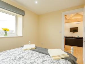 Marwood1 bed property in Prixford Devon 77479的一间卧室设有一张床和一个窗口