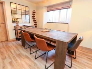 斯基普顿Eldroth的一间带木桌和椅子的用餐室