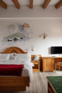 摩德纳迪-坎皮格里奥吉安娜酒店的一间卧室配有一张壁画床