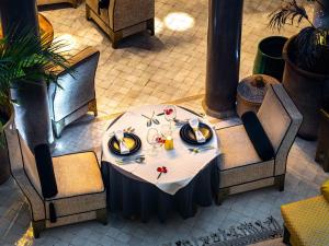 马拉喀什里亚德霍玛酒店的餐桌上方的盘子
