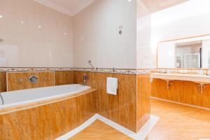 捷克布杰约维采望大酒店的一间带浴缸和大镜子的浴室