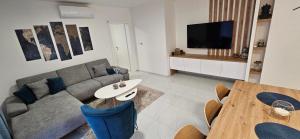 萨格勒布Apartments Lisinski - Private parking的客厅配有沙发和桌子