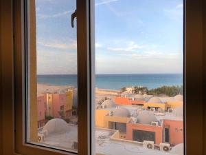 赫尔格达Al-Dora Resort Hurghada的从窗户可欣赏到海景