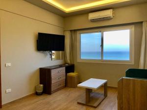 赫尔格达Al-Dora Resort Hurghada的客房设有窗户和桌子。