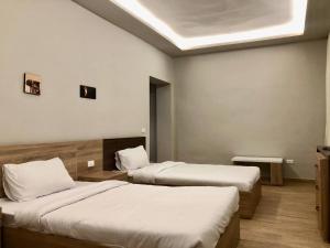 赫尔格达Al-Dora Resort Hurghada的酒店客房带两张床,房间带两张双人床。