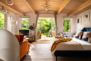 布兰德福德福鲁姆Copperbeech - Luxury Holiday with Private Hottub的一间卧室设有一张床和木制天花板
