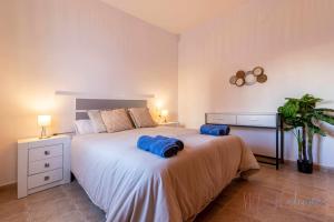 蓬塔翁布里亚Chalet en la misma playa的一间卧室配有一张带两个蓝色枕头的床