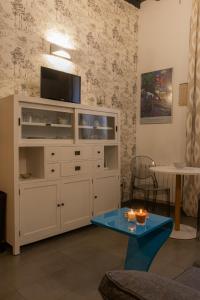 埃尔瓦Luna的客厅配有大型白色橱柜和桌子