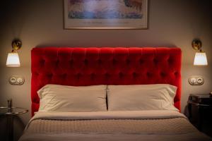 埃尔瓦Luna的卧室里红色的床和红色床头板