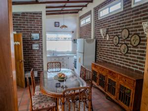 普拉亚斯Las villas de Yoly的厨房配有桌椅和砖墙