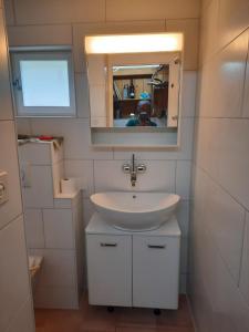 安迪尔La Crappa的一间带水槽和镜子的浴室
