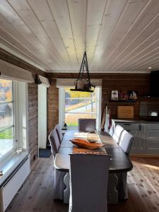 耶卢Vakker hytte med fantastisk utsikt的一间带木桌和椅子的用餐室