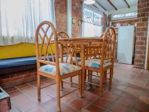 普拉亚斯Las villas de Yoly的用餐室的桌椅