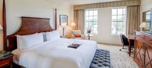 汉密尔顿汉密尔顿公主海滩俱乐部费尔蒙经营酒店的酒店客房设有一张大床和一张书桌。
