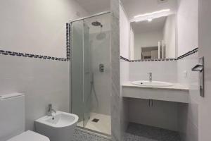 蒙泰亚尔真塔廖Villa Federigo - Monte Argentario的浴室配有卫生间、盥洗盆和淋浴。