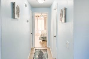 海洋岛海滩The Turquoise Pearl的走廊上设有通往卧室的门