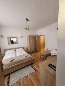 穆希纳Apartament pod Basztą的一间卧室配有一张大床和镜子