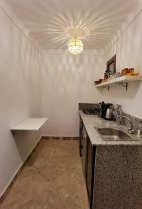 马拉喀什娜雅庭院旅馆的厨房配有水槽和台面