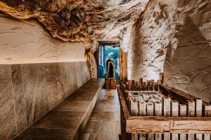 卢松贝格斯劳斯酒店的洞穴中一座教堂,里面放着两长凳