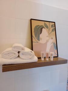 圣斐利-银港Hotel Montesilva的一个带毛巾的架子和一张图画