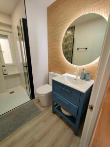 阿尔么丽亚ALMERIA SOL Y SUR APARTMENTO - Netflix y Parking GRATUITO的浴室设有蓝色水槽和镜子