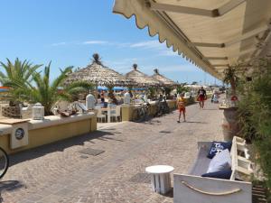 利尼亚诺萨比亚多罗Levante的海滩上带桌子和遮阳伞的路边