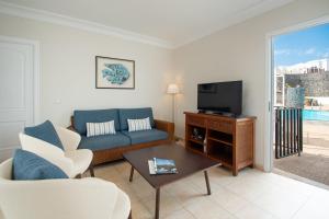普拉亚布兰卡Apartamentos LIVVO Coloradamar的带沙发和电视的客厅