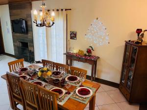 坎波斯杜若尔当Casa para Descanso的一间设有桌子和圣诞树的用餐室