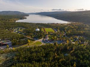 RendalenØiseth Hotell AS的享有城镇和湖泊的空中景致
