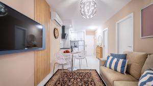 托雷维耶哈Apartamento a 3 min de la playa的客厅配有沙发和桌椅
