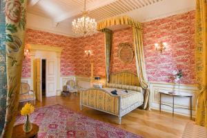 克洛茨皮克塔城堡酒店的壁纸客房内的一间卧室配有一张床