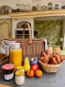 艾格-莫尔特劳利维拉伊德保罗酒店的一张桌子,上面有一篮面包和一篮水果