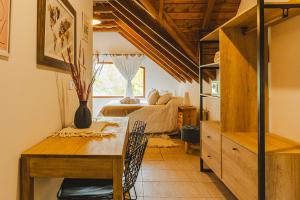 圣卡洛斯-德巴里洛切Hosteria Boutique Bariloche的卧室配有一张床和一张桌子