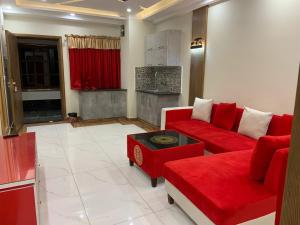 伊斯兰堡Royal Galaxy Residence & Hotel Apartments - Near to Islamabad International Airport & Motorway的客厅配有红色家具和红色沙发