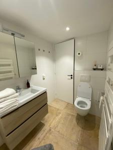 韦姆L’Oxymore的白色的浴室设有卫生间和水槽。